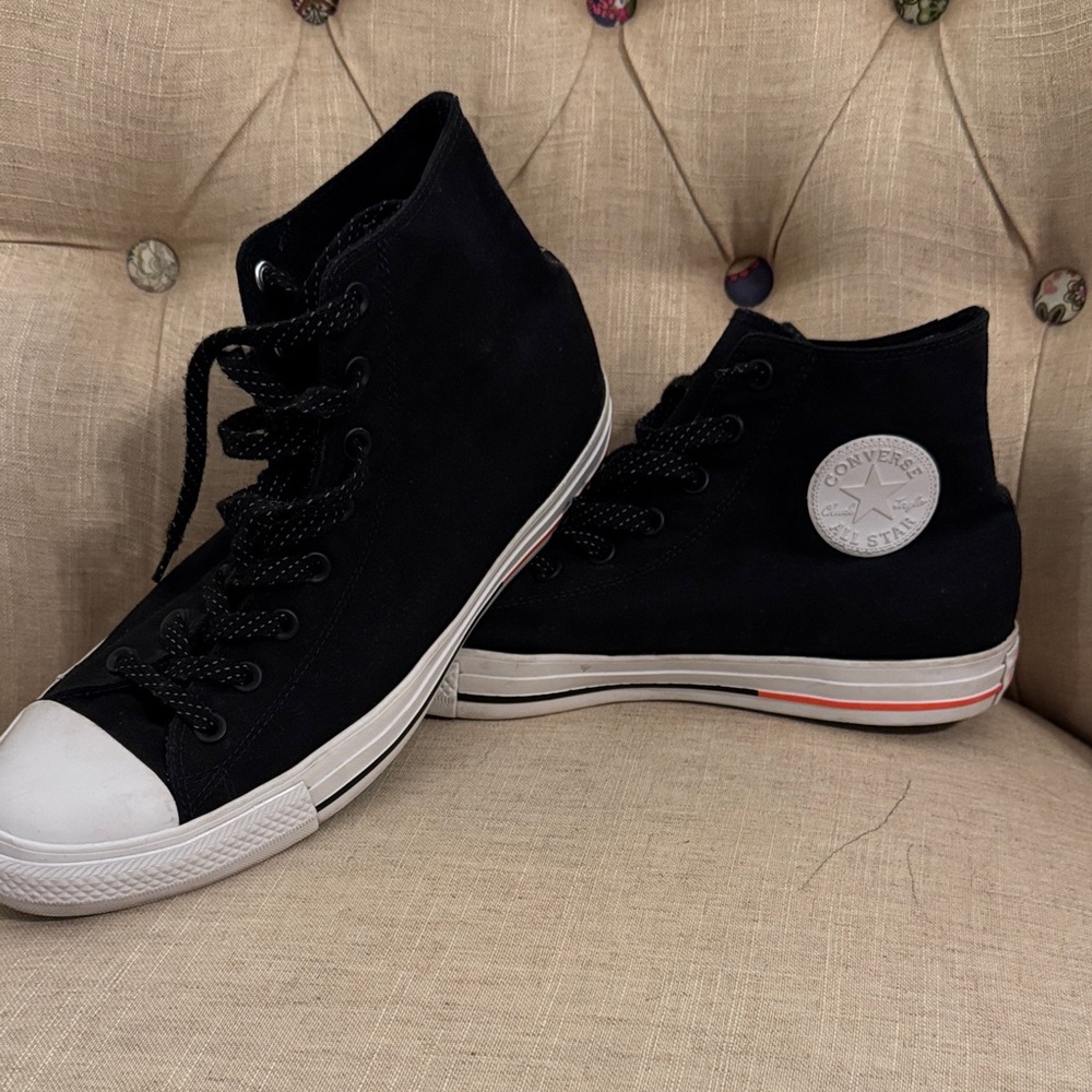 Converse sz 11 Black and White High-Top really nice